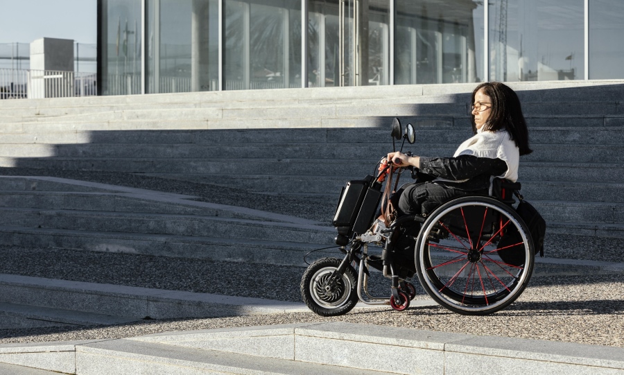 Frau im Rollstuhl auf der Straße