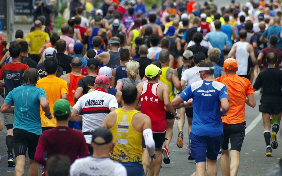 Das Foto zeigt viele Menschen bei einem Marathonlauf.