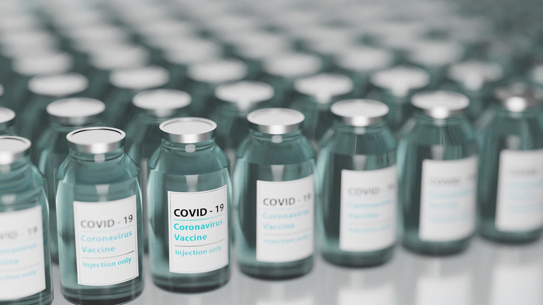 Das Bild zeigt mehrere Ampullen eines Corona-Impfstoffs 