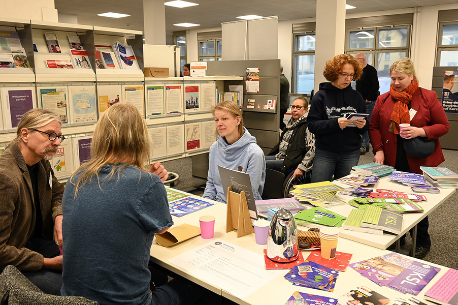 Gespräche am Stand der KSL.