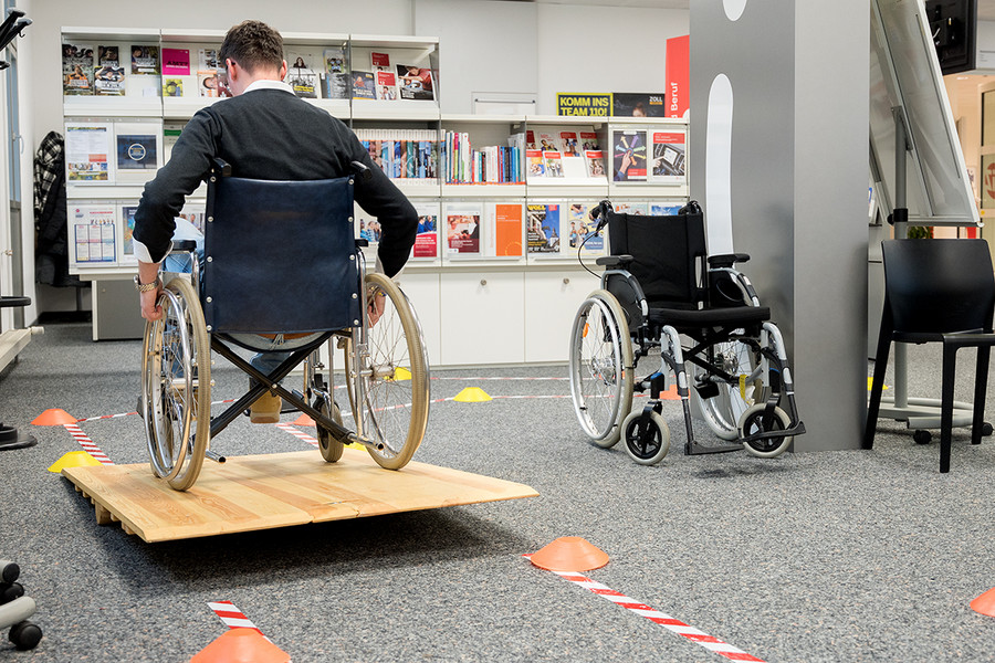 Jemand testet den Rollstuhlparcours.