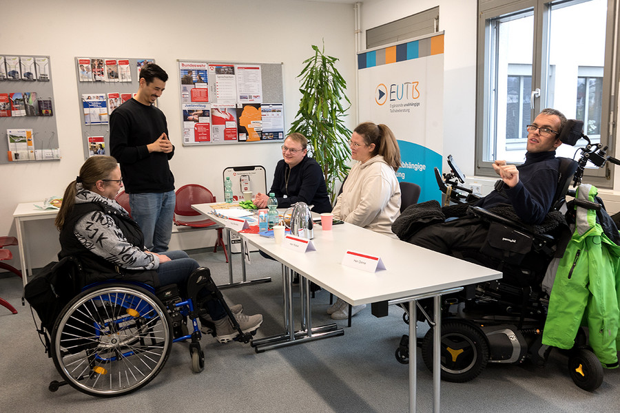 Gespräch am Stand der EUTB