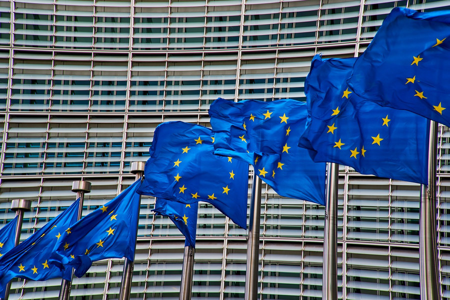 Das Bild zeigt Flaggen der Europäischen Union in Brüssel. Das Bild ist von NakNakNak auf pixabay