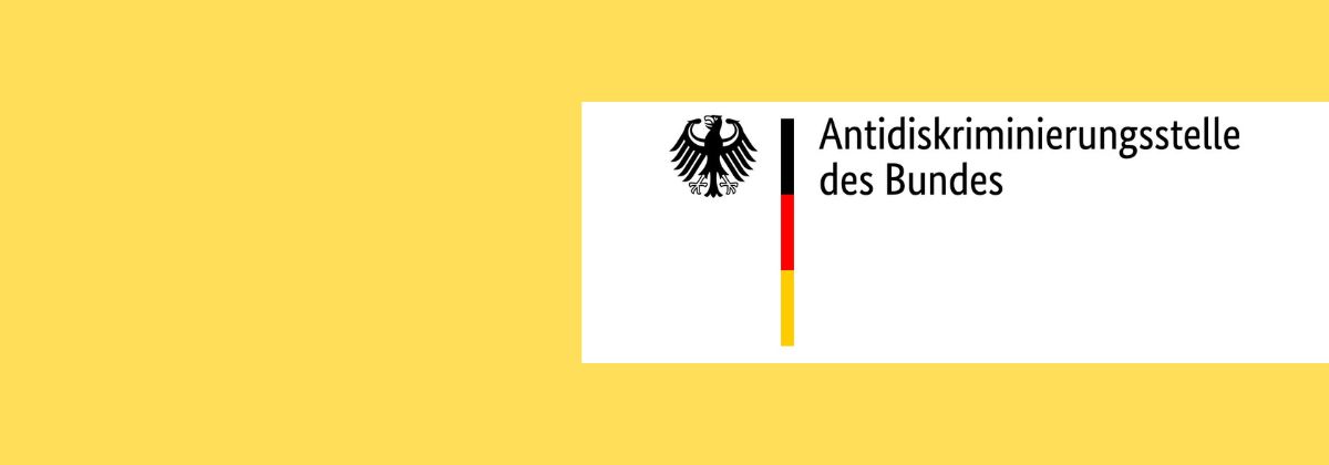Das Bild zeigt das Logo von der Antidiskriminierungsstelle des Bundes auf einen gelben Hintergrund.