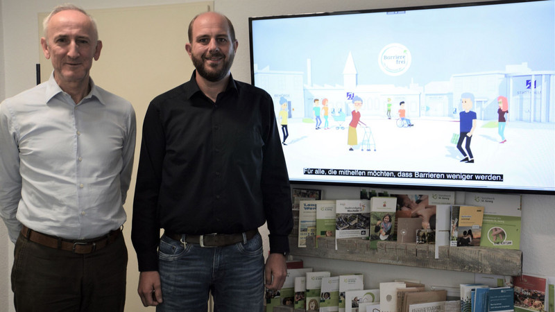 Bernhard Pilgram (links im Bild) und Marc Brüggemann (rechts) vom Projektteam "Barrierefrei im Sauerland"