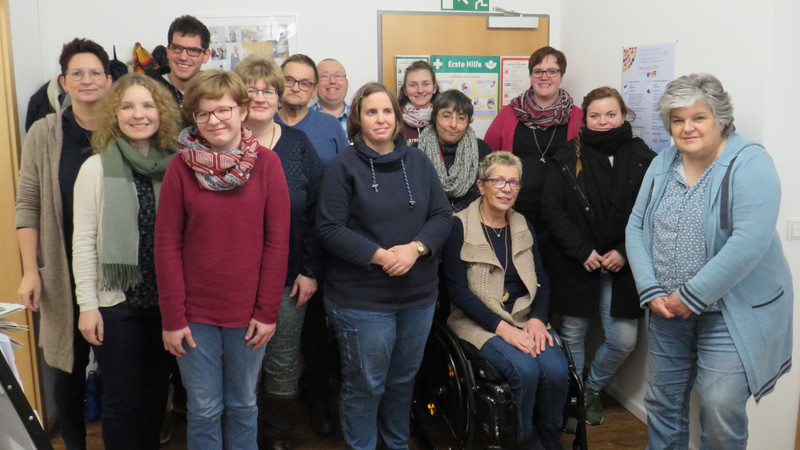 Das Foto zweigt die Teilnehmerinnen und Teilnehmer des Seminars zur Leichten Sprache in Olpe.