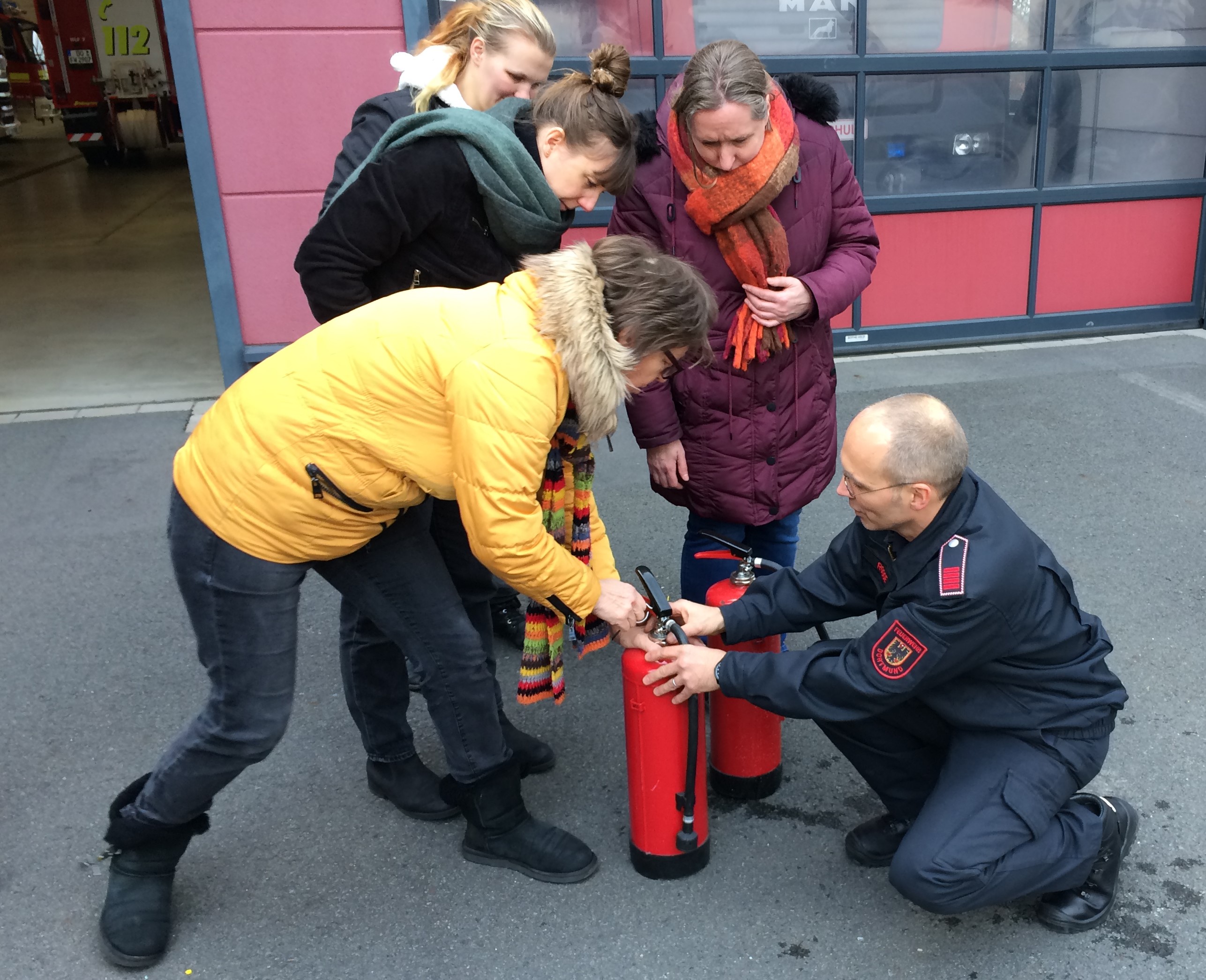 Auf dem Foto erklärt Hauptbrandmeister Bernd Rogge, wie man einen Feuerlöscher entsichert.