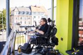 Das Foto zeigt einen Mann im Rollstuhl auf dem Balkon seiner Wohnung. Forscher haben ermittelt, dass Menschen mit Behinderung bis ins hohe Alter möglichst lange in der eigenen Wohnung leben möchten. Foto: LWL