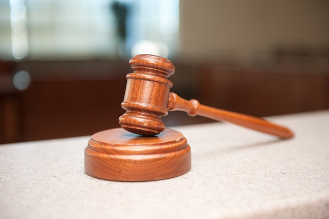 Richterhammer auf einem Richtertisch (https://pixabay.com/de/photos/gesetz-anwalt-rechtsanwalt-4617873/)