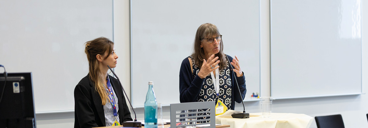 Zwei Frauen beim Vortrag der Projektvorstellung Hospizbegleitung Inklusiv