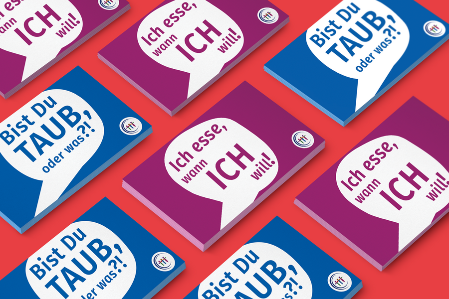 mehrere Stapel von Postkarten verschiedener Motiven zum Gewaltschutz