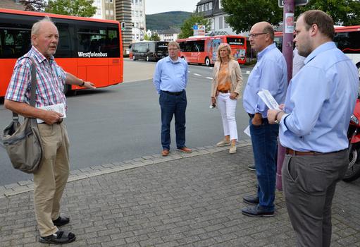 Heinz Arenhövel klärt Kandidatinnen und Kandidaten zum Stadtrat über Barrierefreiheit auf.