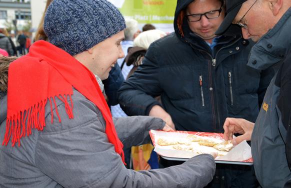 Sven Wohlgemuth (links im Bild) verteilt heiße Waffeln an die Besucherinnen und Besucher des Festivals. Foto: kalthoff-mahnke