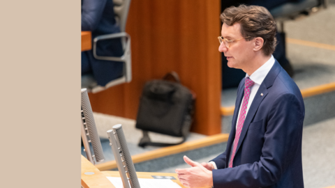 Der NRW-Ministerpräsident Hendrik Wüst steht am Rednerpult des Landtags in Düsseldorf und gibt eine Regierungserklärung ab.