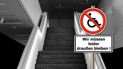 En Rollstuhl steht am Fuß einer Rolltreppe. auf einem Verbotsschid daneben steht in einem roten Kreis Wir müpssen leider draußen bleiben.