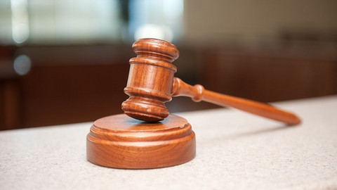 Richterhammer auf einem Richtertisch (https://pixabay.com/de/photos/gesetz-anwalt-rechtsanwalt-4617873/)
