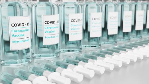 Glasfläschchen mit Corona-Impfstoff.