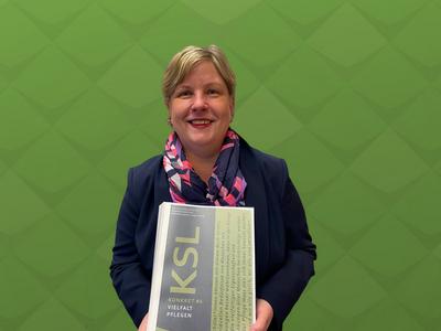 Claudia Middendorf, NRW-Benhinderten- und Patientenbeauftragte stellt das Praxishandbuch der Öffentlichkeit vor.