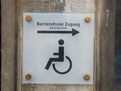 Schild  mit der Aufschrift Barrierfreier Zugang