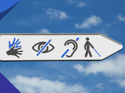 Ein Wegweiser vor blauem Himmel. Darauf die Zeichen für Gebärdensprache, blind und taubblind.