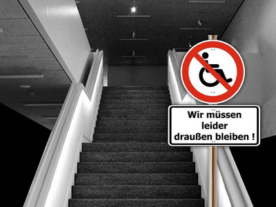En Rollstuhl steht am Fuß einer Rolltreppe. auf einem Verbotsschid daneben steht in einem roten Kreis Wir müpssen leider draußen bleiben.