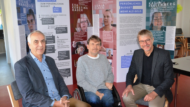Auf dem Bild sind von links zu sehen: Michael Keeve und Heinz-Werner Einhaus, Forum:Inklusion, und Michael Kalthoff-Mahnke, KSL Arnsberg