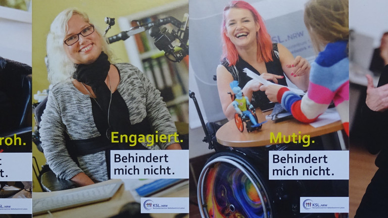 Das Bild zeigt vier Frauen mit Behinderung und das Motto der Postkartenaktion.