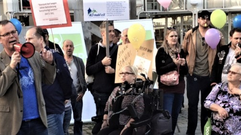 Vielen Menschen protestieren gegen das Intensivpflege- und Reha­bilitationsstärkungsgesetz des Gesundheitsministers Jens Spahn.