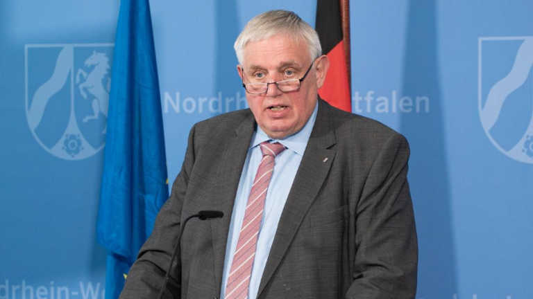 Das Bild zeigt den NRW-Sozialminister Karl-Josef Laumann