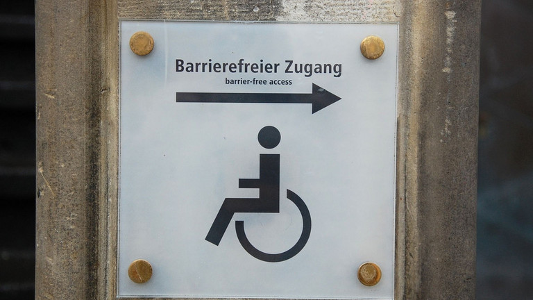 Schild  mit der Aufschrift Barrierfreier Zugang