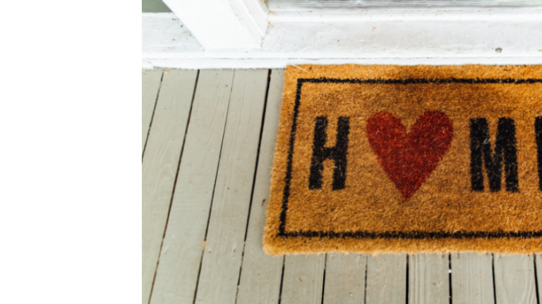 Fußmatte mit Text "Home" und dahinter ein Fragezeichen