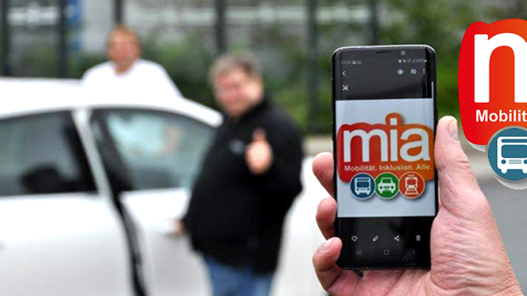 Beispiel für die mia app- ein junger Mann hat per Smartphone eine Mitfahrgelegenheit gefunden