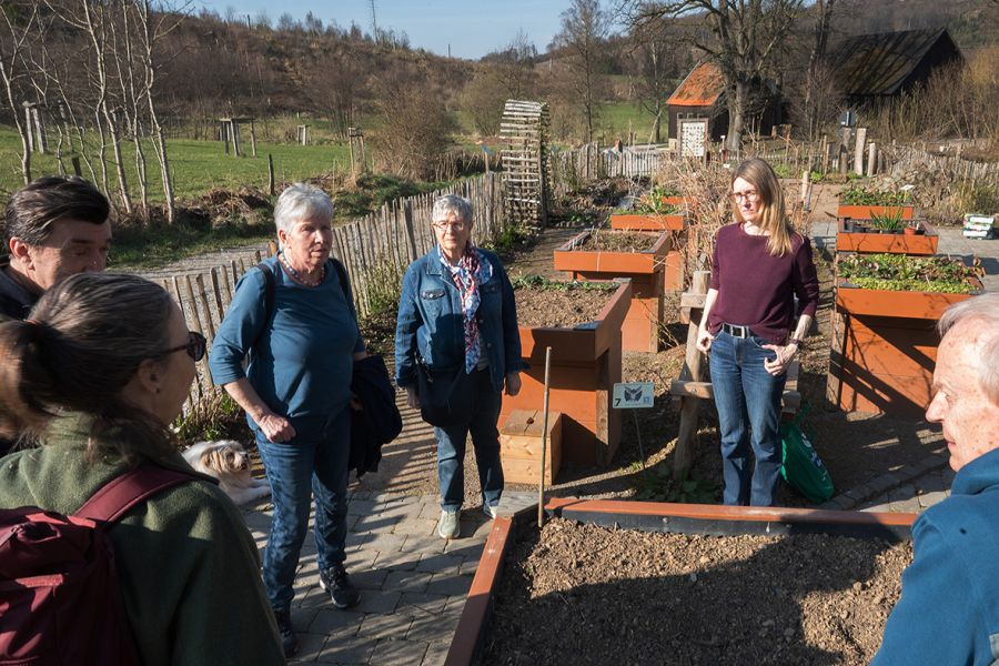 Austausch vor Ort - mit Blick auf die Hochbeete