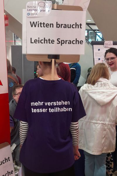 Witten braucht Leichte Sprache- Schild und Aufschrift: mehr verstehen, besser teilhaben auf T-shirt