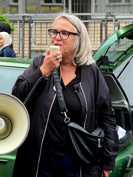 Anja Butschkau spricht ins Mikro