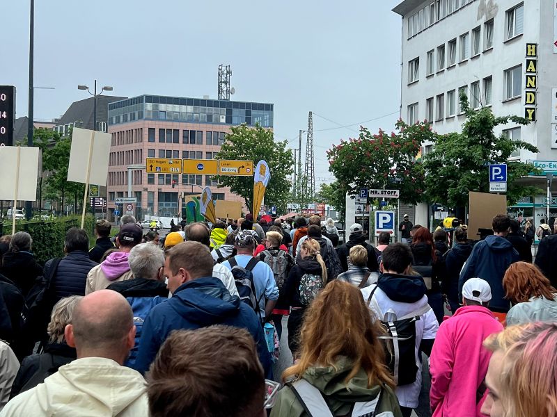 Demozug über den Burgwall.