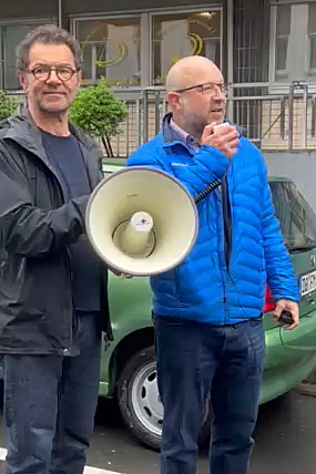Tim Hammersbacher spricht in ein Mikro.