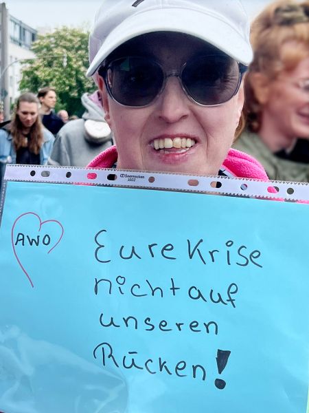 Eure Krise nicht auf unserem Rücken- Schild einer Demoteilnehmerin.