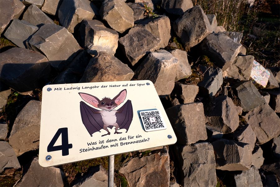 Ludwig Langohr erklärt Besonderheiten im Garten