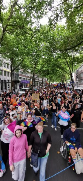 CSD Dortmund, der Demonstartionszug zieht über den Wallring