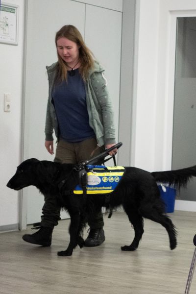 Shadow führt Stefanie zur Tür