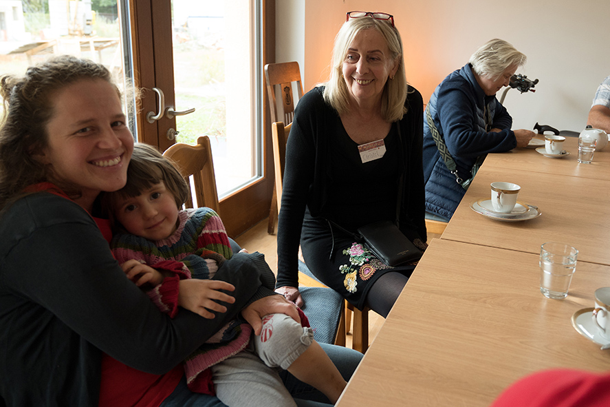 Gemeinschaftsraum: alle passen um den großen Tisch.