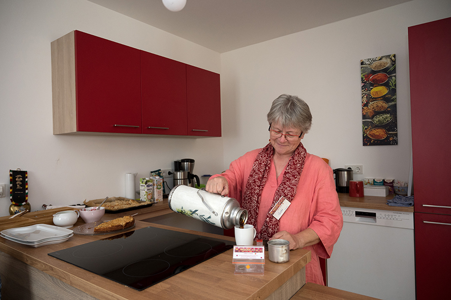 Gabriele Wiemann schüttet sich einen Tee aus einer Thermoskanne ein.