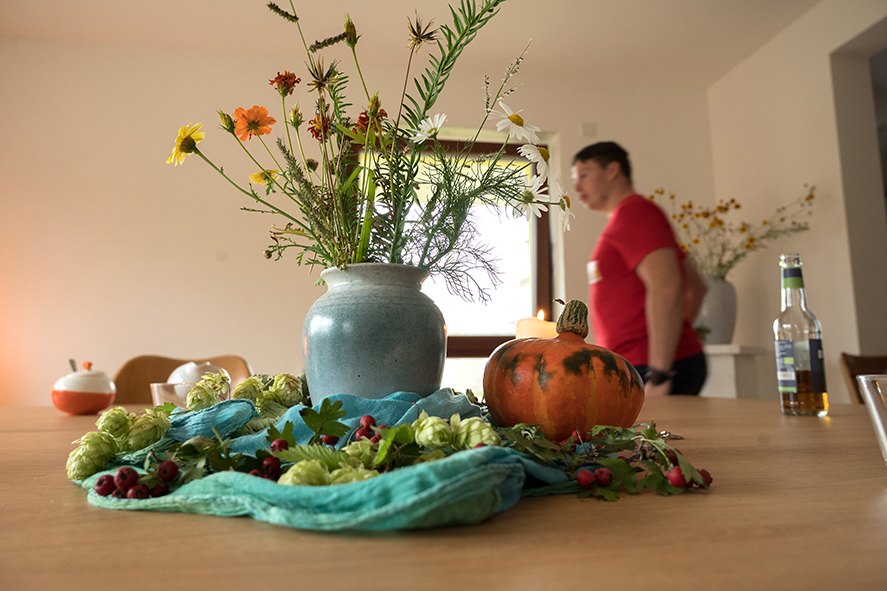 Herbstliche Tischdeko im Gemeinschaftsraum.