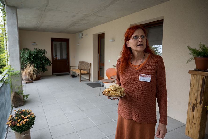 Sylvia Günther verteilt noch Restkuchen.