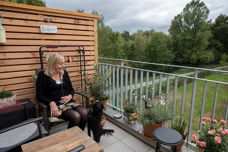 Christel sitzt auf ihrem Balkon