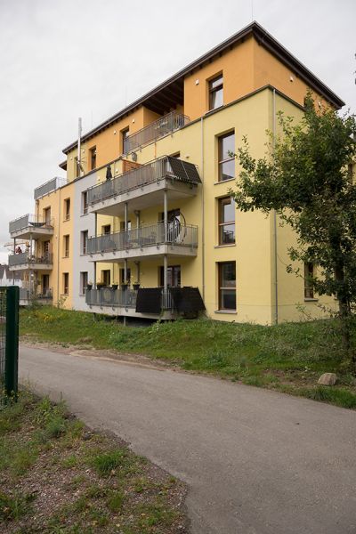 Außenansicht des Wiohnprojekts, Fassaden gelb und orange gestrichen.