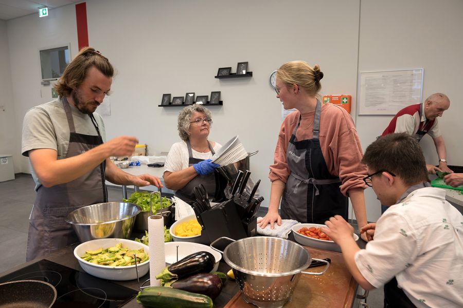 Beim gemeinsamen Kochen lernen sich alle kennen