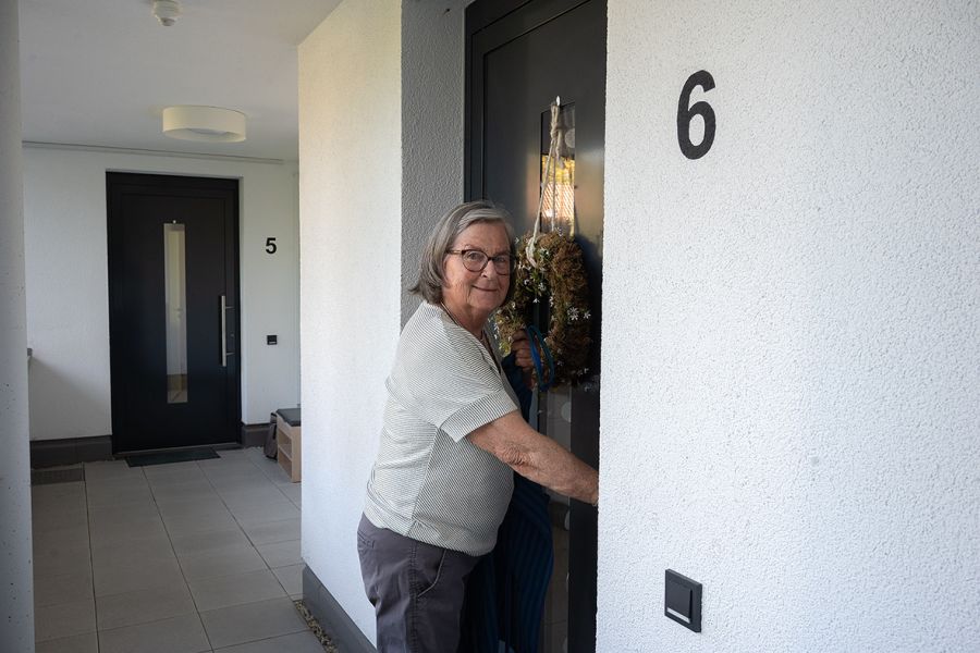 Bewohnerin an ihrer Wohnungstür
