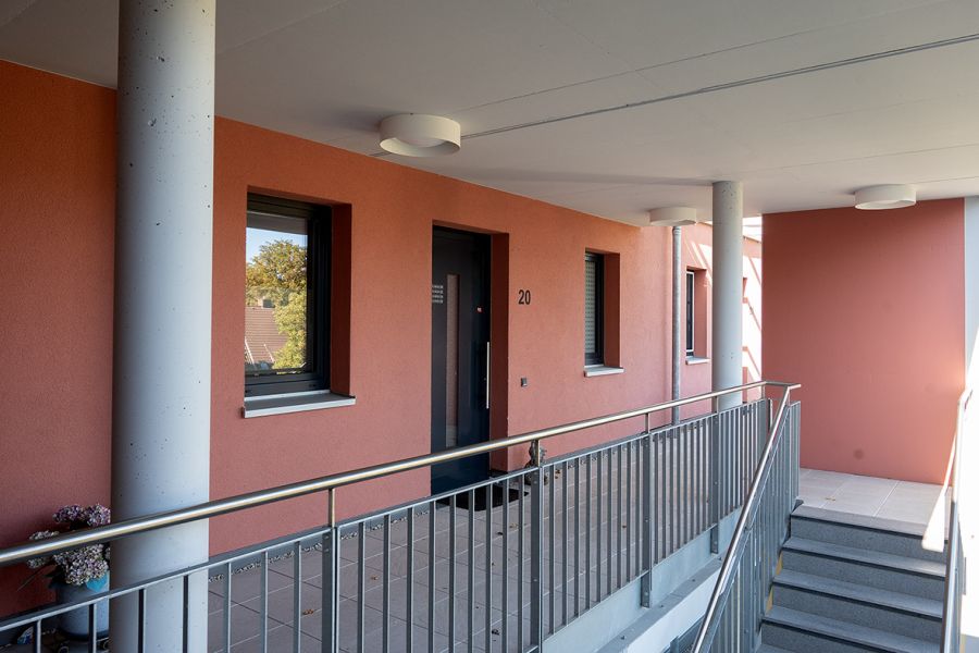 Treppen mit Laubengaängen. Zusätzlich verbindet ein Aufzug die  Etagen.